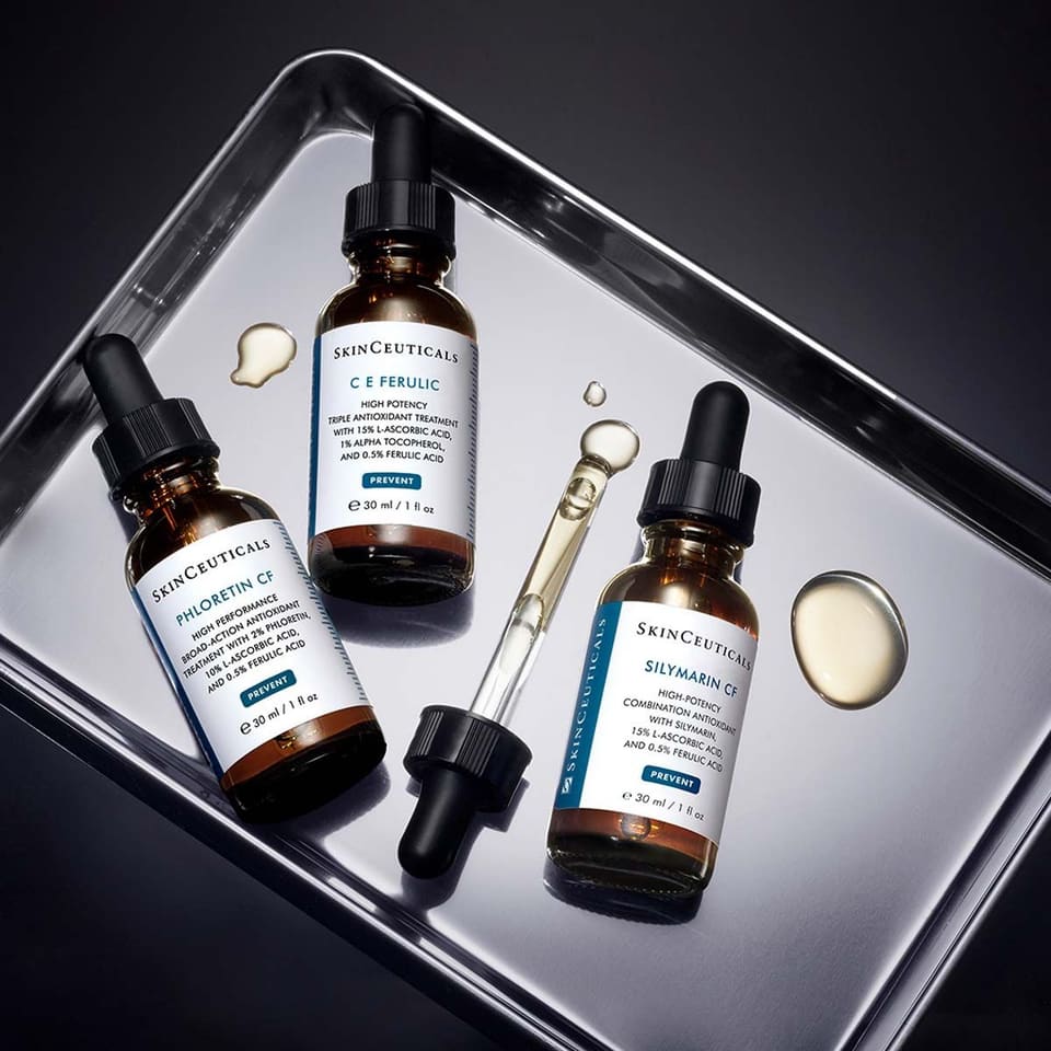 SkinCeuticals-serumene Phloretin CF, C E Ferulic og Silymarin CF på et metallbrett